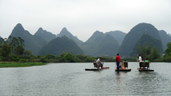Floßfahrt auf dem Yulong-Fluss
